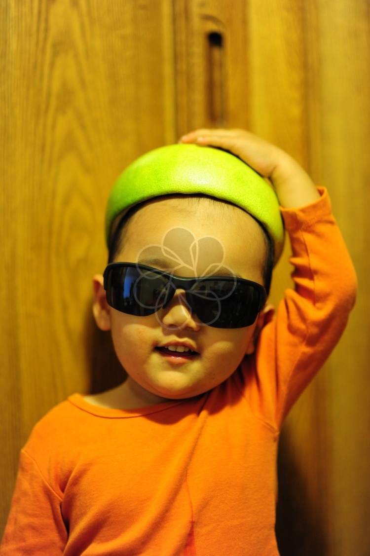 戴墨镜摸脑袋穿橘色t恤的小男孩1